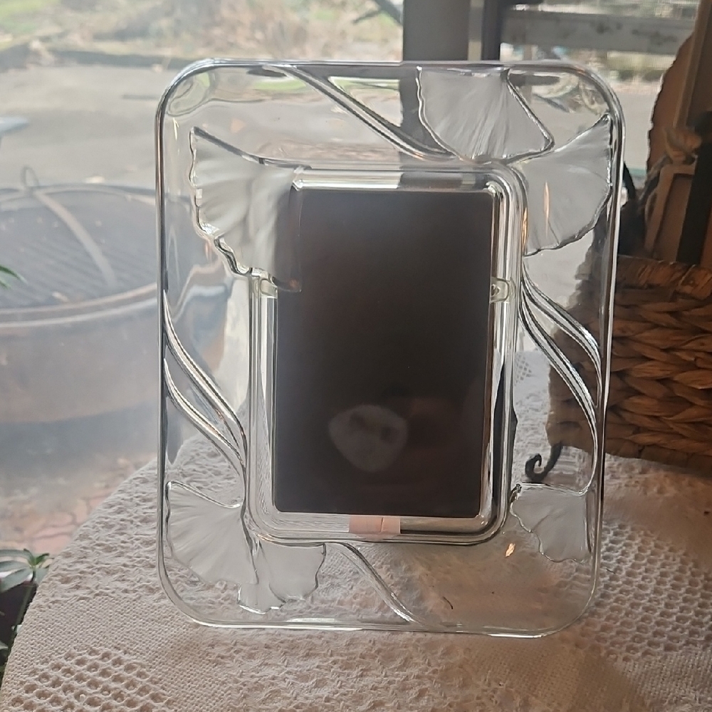 Mikasa Clear Crystal Photo Frame with Leaf Motif. Holds 4x6" Photo/ 10.5x8.5